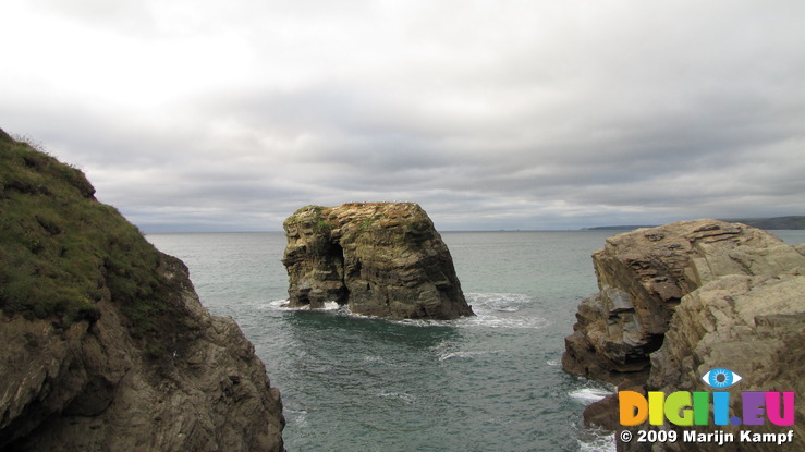 SX08855 Rock in sea by Trevelgue Head - Porth